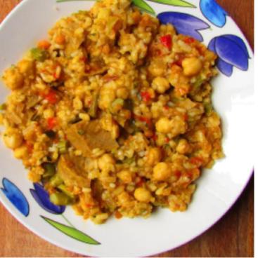 Arroz cremoso con seitán, verduras y garbanzos al curry, plato vegano